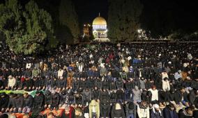 70 ألف مصل يؤدون صلاتي العشاء والتراويح في المسجد الأقصى