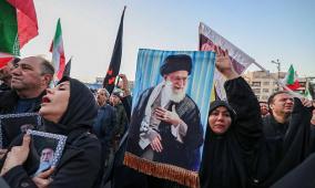 إيران تعلن اغتيال خامنئي وقادة بالجيش وتتوعد برد قاس