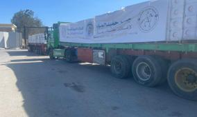 بدعم من وكالة الإمارات للمساعدات الدولية .. عبور قافلة مساعدات جديدة عبر معبر كرم أبو سالم إلى غزة