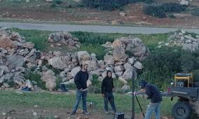 مستوطنون يسيّجون عشرات الدونمات من الأراضي الرعوية شرق طوباس