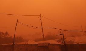 شاهد: عاصفة رملية تضرب قطاع غزة وتفاقم مأساة النازحين