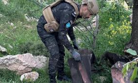 الشرطة تتعامل مع شظية صاروخية في الخليل