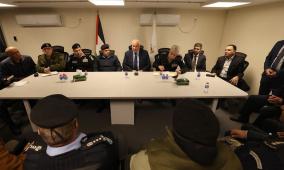 وزير الداخلية يترأس اجتماع اللجنة الإعلامية للاستجابة الطارئة بحضور قادة المؤسسة الأمنية