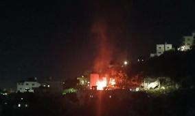 مستوطنون يهاجمون بيت امرين ويحرقون مركبتين