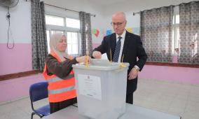 رئيس لجنة الانتخابات يعلن بدء الاقتراع ويدعو المواطنين للمشاركة