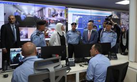 رئيس الوزراء يتفقد غرفة عمليات الشرطة لمتابعة سير الانتخابات