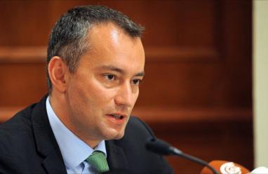 ملادينوف: ترتيبات انتقالية لتوحيد غزة والضفة