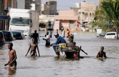 فيضانات غرب أفريقيا تتسبب في نزوح 950 ألف شخص