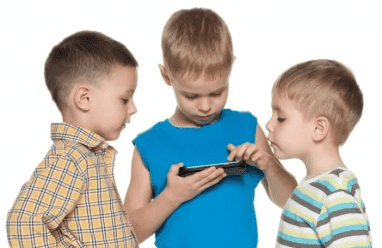 ما العمر المناسب لمنح طفلك هاتفًا ذكيًا؟ دراسة تجيب