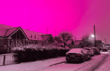 سماء وردية بمدينة بريطانية تثير الرعب بين السكان