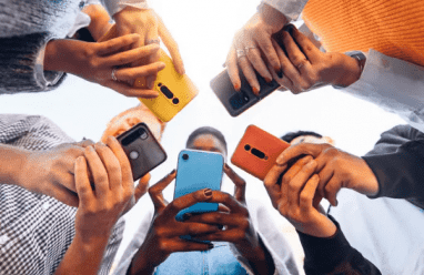 Gen Z يفضّل الرسائل على المكالمات.. عالِمة نفس تشرح السبب