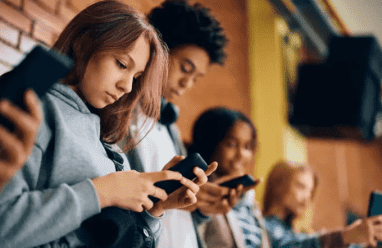 منصات التواصل تضغط نفسيًا على المراهقين… والفتيات الأكثر تضررًا