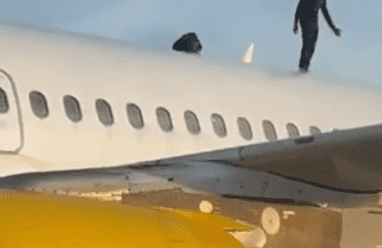 تأخر رحلة سفر بسبب "رقصة" على سطح الطائرة
