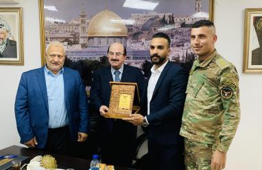 بلدية أريحا تكرم المستشار الاقتصادي الدكتور سمير جراد