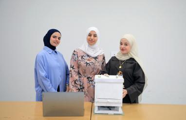 طالبات الهندسة في الجامعة العربية الأمريكية يبتكرن نظاما ذكيا لمراقبة خلايا النحل وتحقيق استدامة الإنتاج
