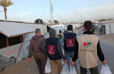 بنك فلسطين وجمعية عطاء فلسطين يوزعان وجبات إفطار للأسر المتضررة في غزة ضمن حملة "رمضان يجمعنا بالحب والعطاء"