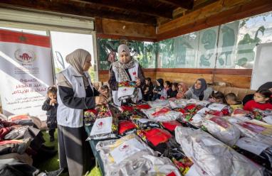 وكالة بيت مال القدس توزع كسوة العيد وتمنح هدايا للأطفال في قرى القدس