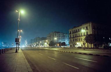 مصر تُغلق أبوابها الساعة 9 مساءً: القصة الكاملة وراء منع الحفلات وخريطة المواعيد الجديدة وقائمة المحلات المستثناة (دليلك الشامل 2026)