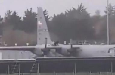 باستخدام فأس.. رجل يلحق أضرارا بطائرة عسكرية أمريكية في أيرلندا