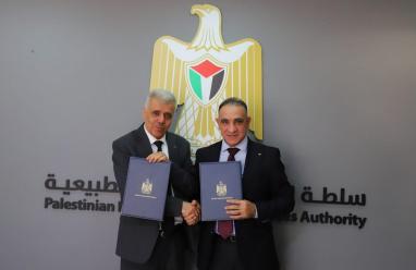 "التربية" وسلطة الطاقة توقعان اتفاقية تعاون لتعزيز مشاريع الطاقة المتجددة في المدارس  