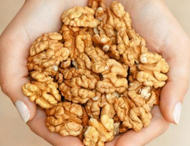 "أفضل المكسرات لصحة القلب: الجوز أم الفول السوداني؟"