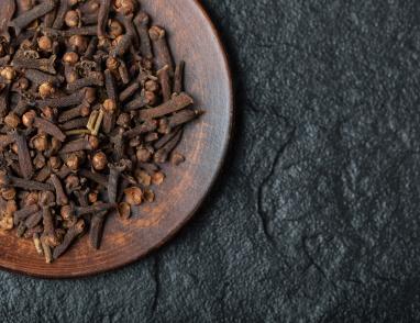 11 فائدة صحية لمضغ القرنفل يومياً