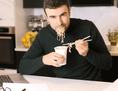 لعشاق "النودلز".. 43 عالماً يحذرون: صحتكم على المحك