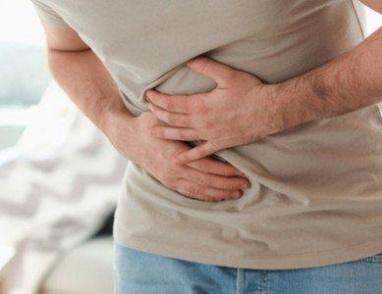 أخصائية تغذية تقدّم نصائح ذهبية للوقاية من التلبك المعوي خلال العيد