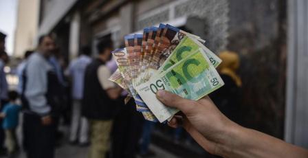 محلل اقتصادي لراية: الأزمة المالية تهدد وجود السلطة الفلسطينية ورواتب موظفيها