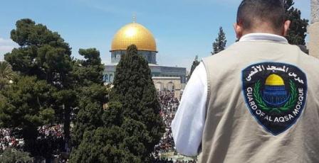 الاحتلال يبعد حارسا في المسجد الأقصى لمدة أسبوع