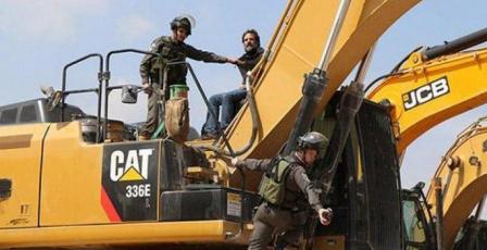 مستوطنون يستولون على جرافة ويعتدون على سائقها ويحتجزونه في عقربا جنوب نابلس