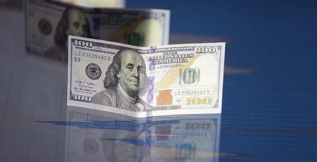 الدولار يتراجع مع توتر الأسواق وتقلص التوقعات برفع الفائدة