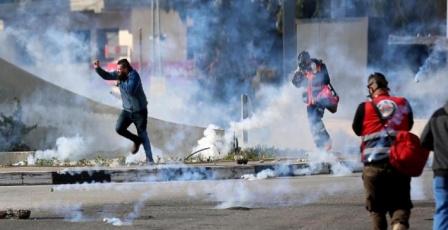 الاحتلال يقتحم وسط البيرة ويصيب ستة بالاختناق