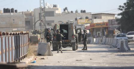 حملة اقتحامات وتحقيقات واعتقالات بالضفة وإصابة شاب بالقدس