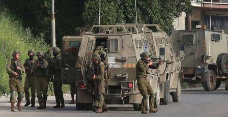 الاحتلال يصيب شابا بالرصاص في مخيم العروب ويقتحم بلدة دورا