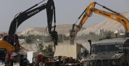 السلطات الإسرائيلية تجبر عائلة على هدم منزلها في البعنة بأراضي الـ1948