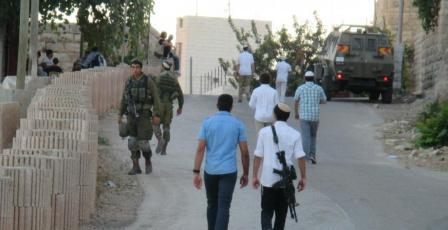 مستوطنون يعتدون على مواطن في مسافر يطا ويهاجمون مركبات المواطنين شرق الخليل