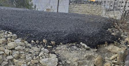 الاحتلال يغلق مدخل مخماس ومستوطنون يهاجمون مركبات المواطنين