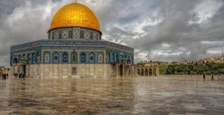 الاحتلال يسلم مقدسيا قرارا بالإبعاد عن الأقصى لمدة أسبوع