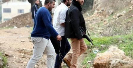 مستوطنون يختطفون شابا ويعتدون عليه شرق قلقيلية