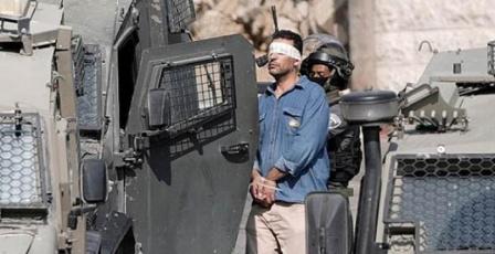 الاحتلال يعتقل مواطنا من بلدة بيت أمر ويداهم منازل في مسافر يطا