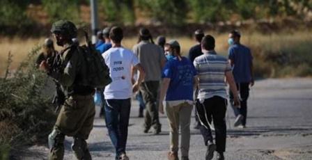 مستوطنون يقتحمون مسجدا في دير بلوط ويعبثون بمحتوياته