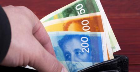 خاص| الشيكل يسجّل أعلى مستوى له منذ 30 عاماً… من المستفيد ومن المتضرر فلسطينياً؟