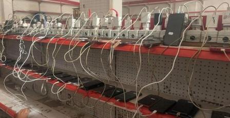 ثمن الشحن.. حين يصبح الهاتف عبئًا في غزة