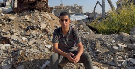 وصيتهم تقوده… ناجٍ وحيد يحارب من أجل حقه في التعليم وسط الحرب