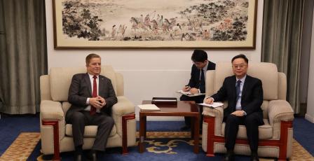 السفير عواد يلتقي مدير إدارة غرب آسيا وشمال أفريقيا في وزارة الخارجية الصينية