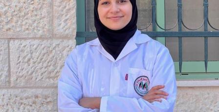 خريجة كلية الصيدلة من الجامعة العربية الأمريكية رزان سباعنة تجمع بين التفوق والبحث العلمي والطموح المهني