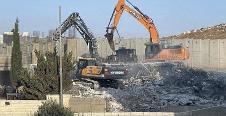 الاحتلال يهدم محال تجارية في بلدة بيت عوا غرب الخليل