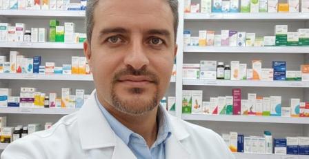 د. خالد عودة.. صيدلي من غزة يحوّل بيته إلى معمل أدوية بدائي لإنقاذ المرضى