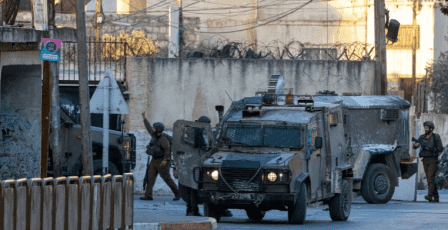 الاحتلال يعتدي على مواطن بالضرب خلال اقتحام دوما